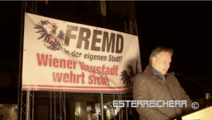 Walter Rosenkranz als Redner bei der Identitären-Demo im Februar 2016 in Wiener Neustadt (Screenshot YT)