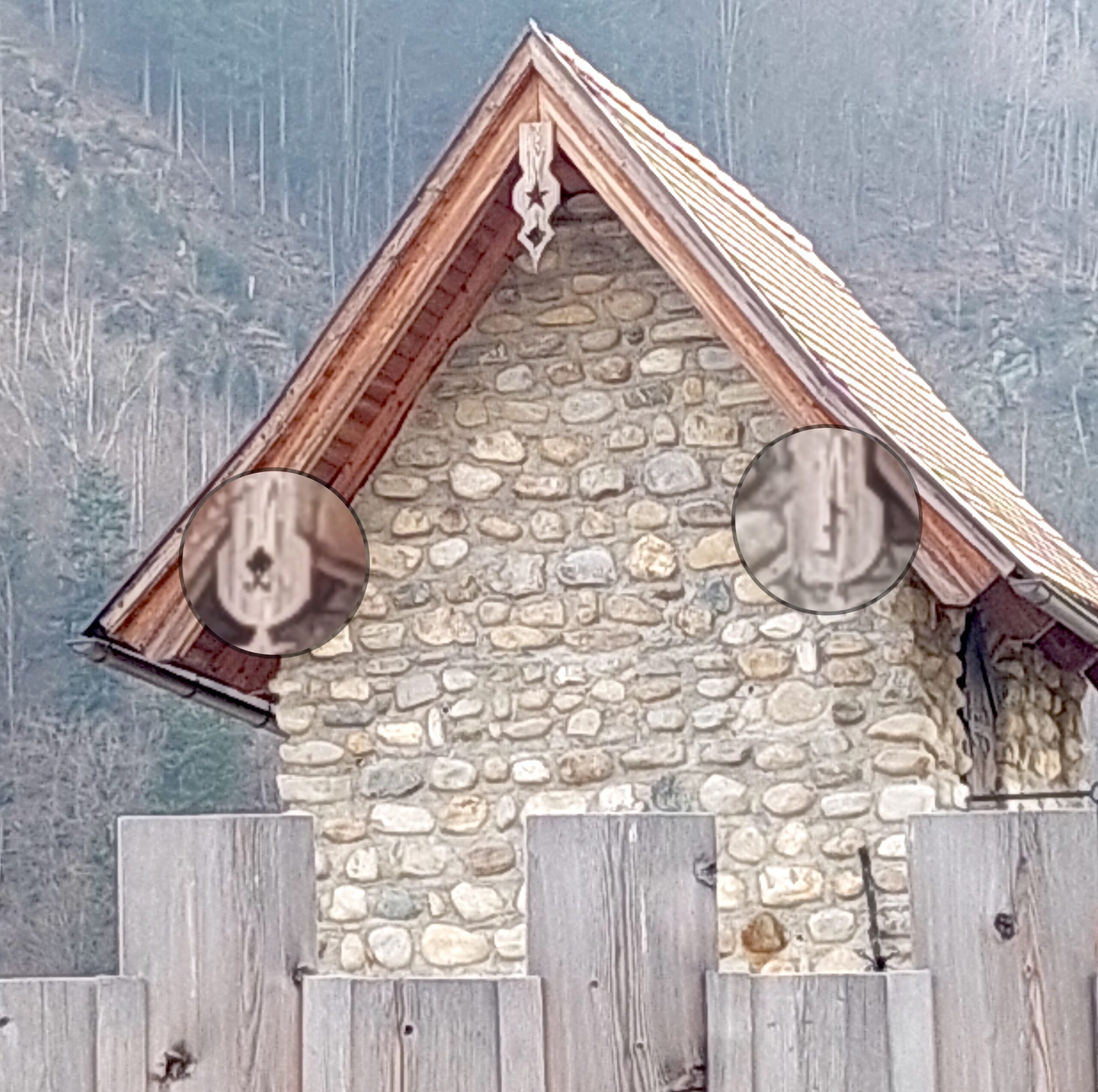 Hinter dem Eingangstor am Gebälk des Turms zwei weitere Runen: Odalrune (links), Wolfsangel (rechts) (Foto © privat)