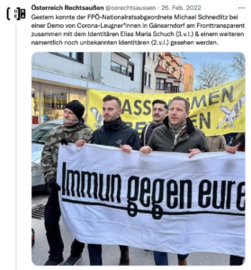 Schnedlitz als Bannerträger mit Identitären (Twitter ÖRA)