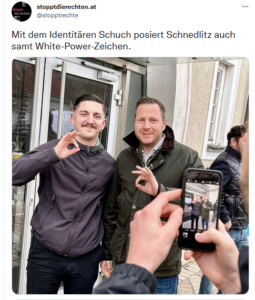 Schnedlitz posiert mit dem Identitären Schuch mit White-Power-Zeichen (Twitter SdR)