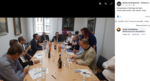 Prosecco-Verkostung beim Vizebürgermeister Eustacchio 2018 mit frischem Kommentar durch Schönbacher: "Mittlerweile ein Skandalfoto" (Screenshot FB)