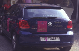Auto von Monika Unger - mit selbst gedruckter Nummerntafel "ST STAAT 1"