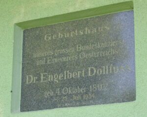 Tafel am Texingtaler Dollfuß-Museum: "Geburtshaus unseres grossen Bundeskanzlers und Erneuerer Österreichs Dr. Engelbert Dollfuss" (Bild Twitter Otto III.)