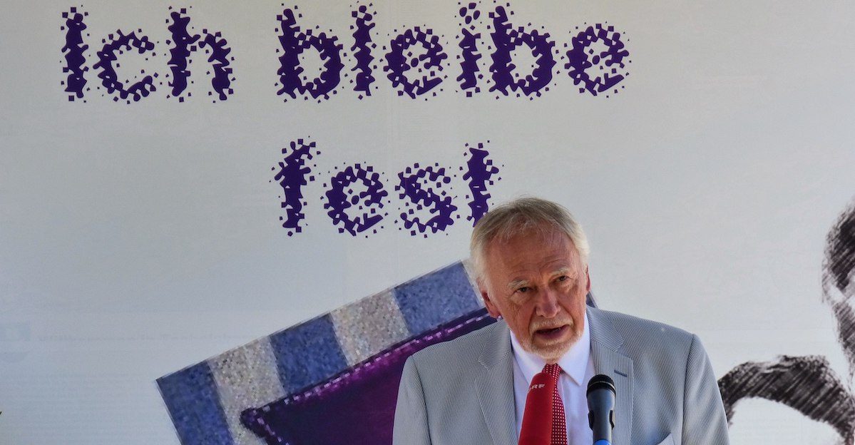 Autor Peter Gstettner bei der Enthüllung der Techelsberg-Gedenktafel (Foto Wikipedia)