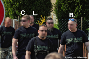 Alle drei vor Gericht: Thomas C., Andreas L. und Paul B. in Alpen-Donau-T-Shirts beim Neonazi-Festival "Schild & Schwert" in Ostritz (21.4.18; @ Presseservice Rathenow)