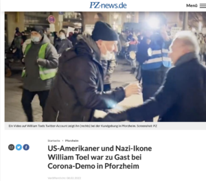 Bericht der PZ-news am 8.2.22: "US-Amerikaner und Nazi-Ikone William Toel war zu Gast bei der Corona-Demo in Pforzheim" (Screenshot PZ-news.de)