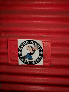 Neonazi-Sticker als Art Bekenntnis auf der beschädigten Tür des Kulturvereins