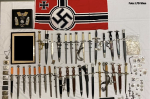 Reichskriegsflagge (1938-45), Dolchsammlung z.T. mit NS-Gravuren