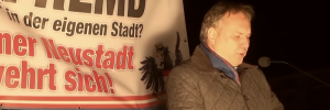 Kundgebung Wiener Neusstadt 25.2.16 Walter Rosenkranz an Rednerpult (Screenshot Video Youtube Esterreicherr)