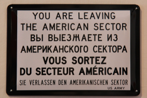Schild an der Sektor-Grenze - Bildquelle: Wikimedia Commons/KarlGruber