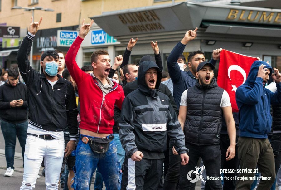 Wolfsgruß und nationalistische Parolen (Foto Presseservice Wien)