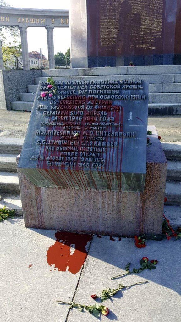 Beschmierung Russendenkmal 8. Mai 2019 (Â© KZ-Verband)
