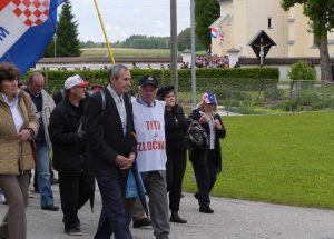 Was laut Behörde eine Prozession ist, ist ob der mitgebrachten Fahnen mit Ustasa-Wappen und Transparenten (Tito je Zločinac / Tito ist ein Verbrecher) eigentlich mehr eine Kundgebung... (Bild 2017 privat)