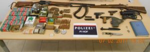 Die nach dem Brand gefundenen Waffen und NS-Devotionalien - Bildquelle: LPD Salzburg