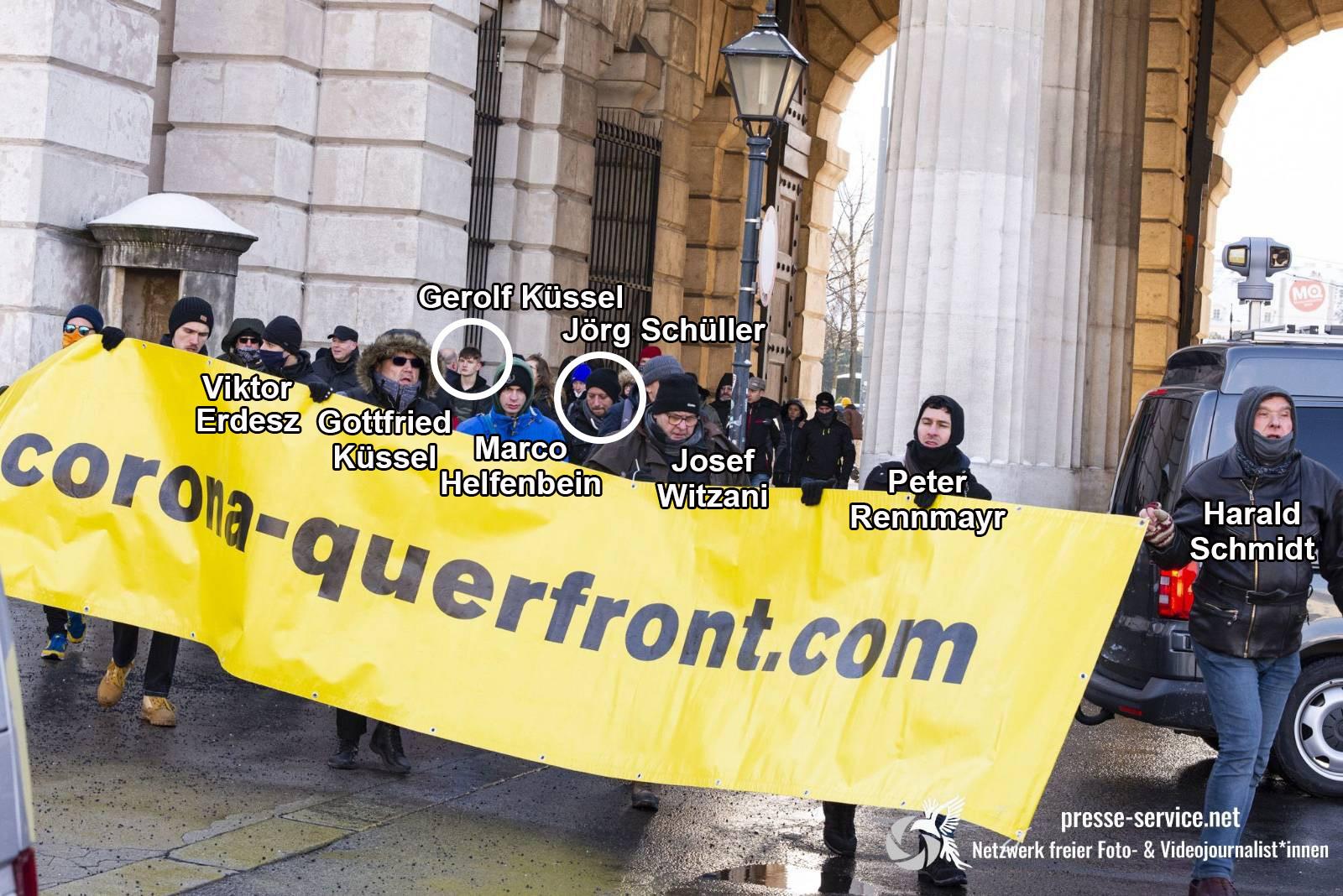 Die Corona-Querfront rund um Gottfried Küssel mit Peter Rennmayr aus Purbach (© Presseservice Wien, Beschriftung ÖRA)