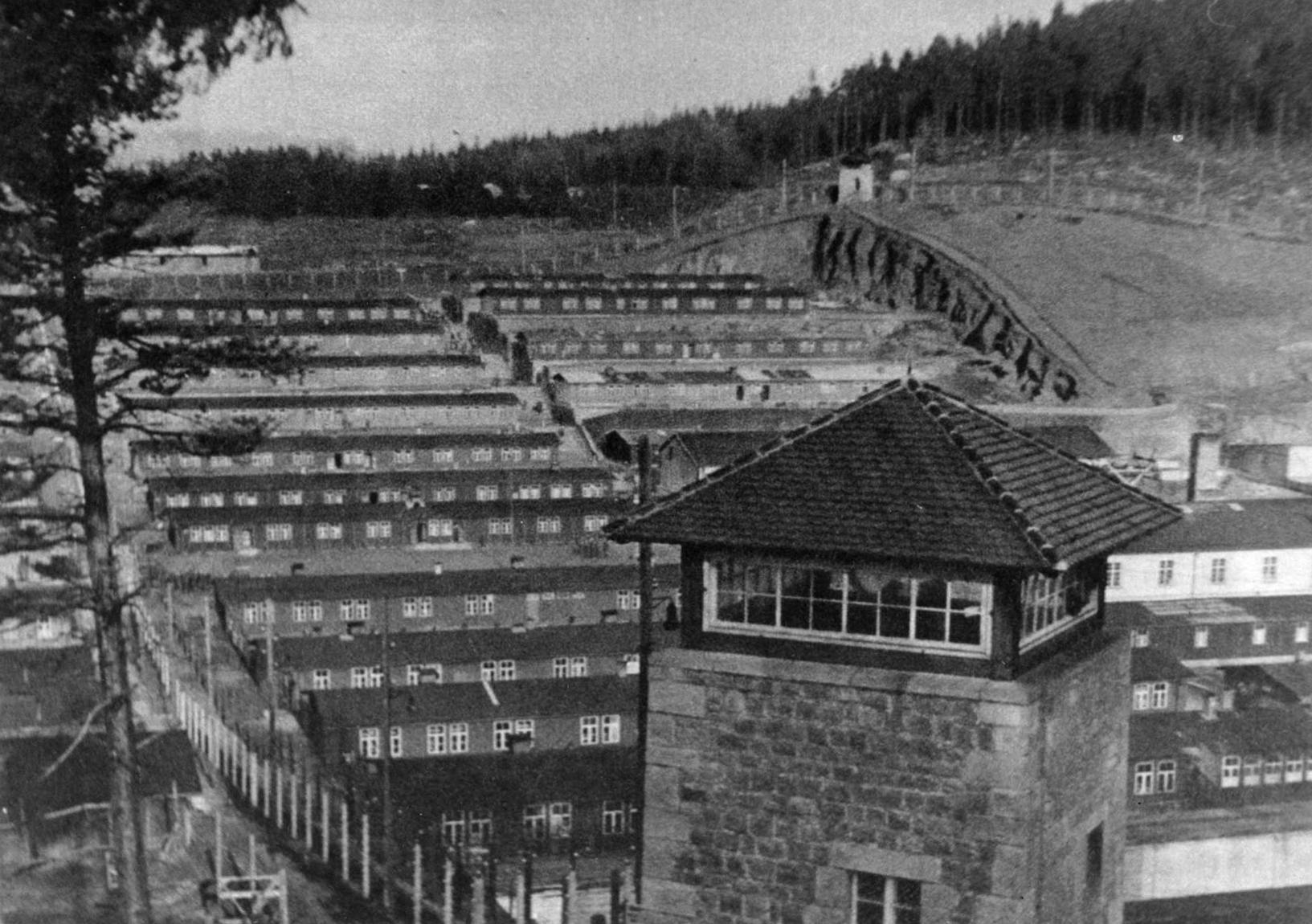 Wachturm und Baracken des Konzentrationslagers FlossenbÃ¼rg Bildquelle: KZ-GedenkstÃ¤tte FlossenbÃ¼rg