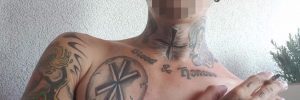 John M.: einschlÃ¤gige Tattoos auch auf dem OberkÃ¶rper (Screenshot Facebook)