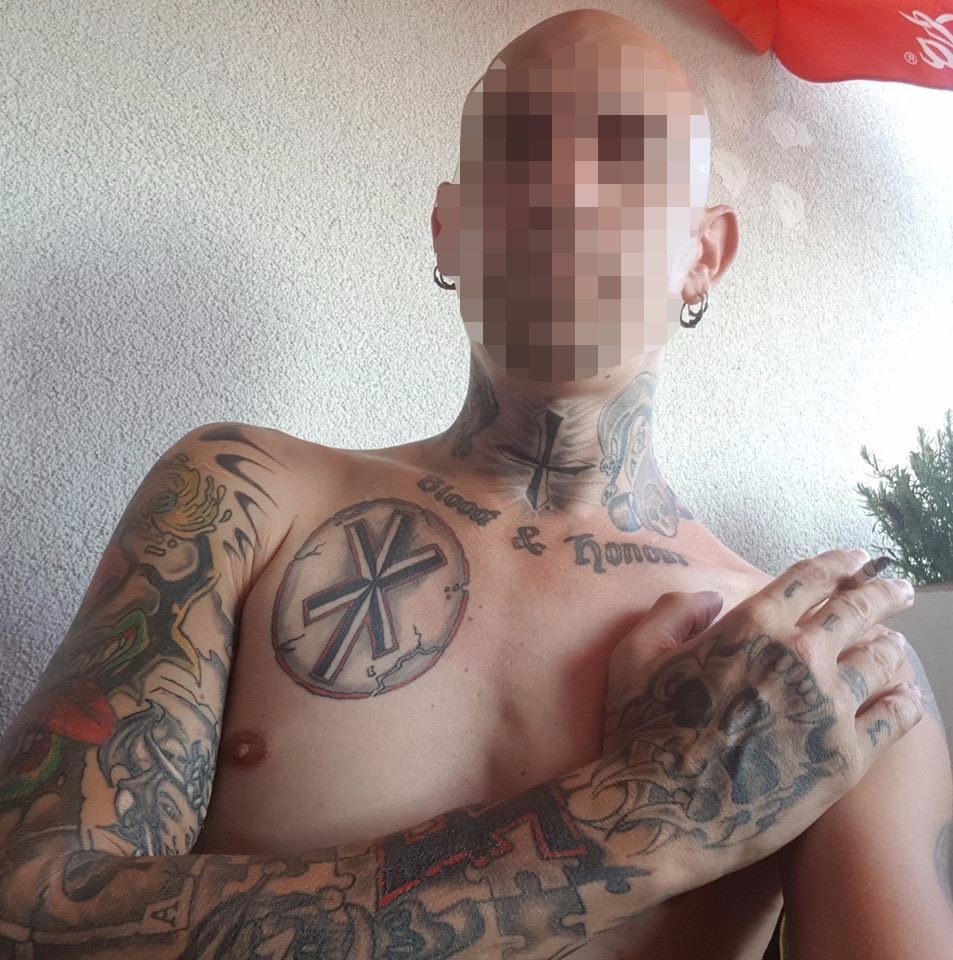 John M.: einschlÃ¤gige Tattoos auch auf dem OberkÃ¶rper (Screenshot Facebook)