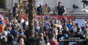 Monika Donner als Rednerin bei einer Demo am 11.9.21 am Karlsplatz (Foto Presseservice)