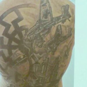 Tattoo am Rücken eines der Beschuldigten aus der Hausdurchsuchung 9.4.19
