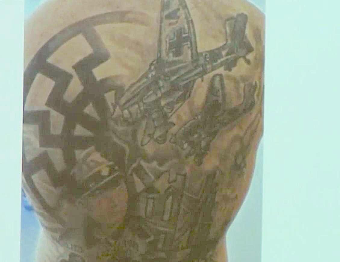 Tattoo am Rücken eines der Beschuldigten aus der Hausdurchsuchung 9.4.19