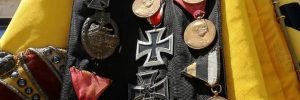 ÖKB-Abzeichen mit Hakenkreuz in Gnigl/Salzburg (@ KZ-Verband/VdA Salzburg)